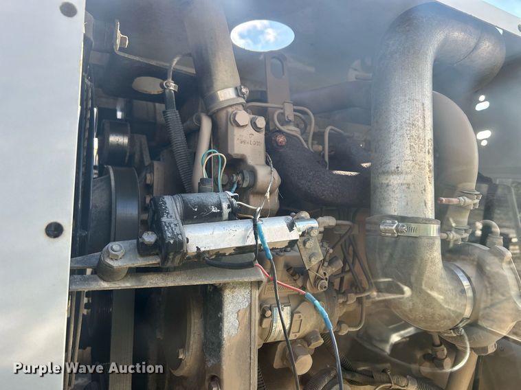 image for item MO9140 2001 International 4700  street sweeper truck