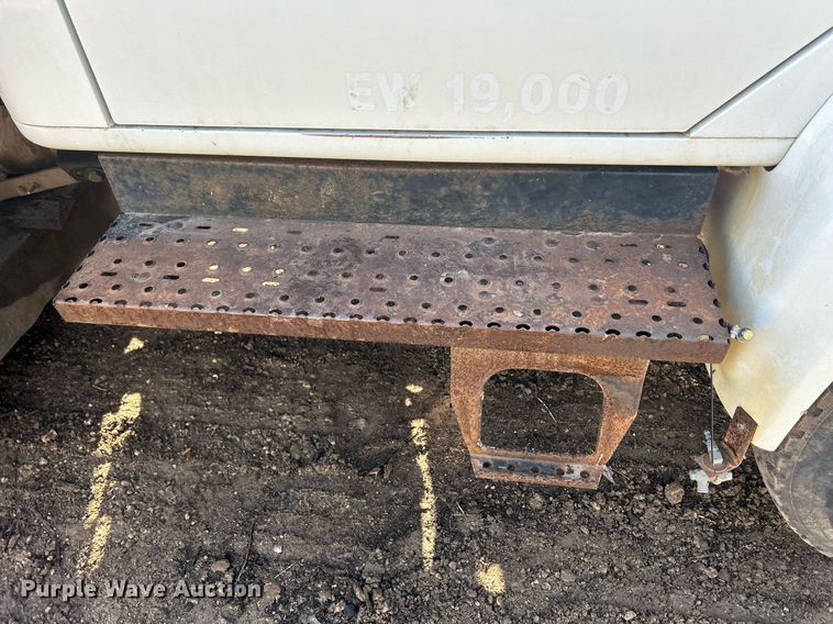 image for item MO9140 2001 International 4700  street sweeper truck