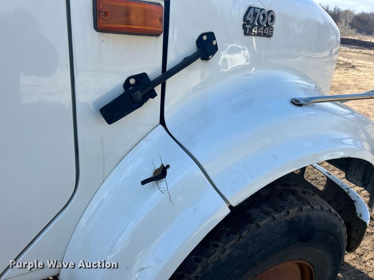 image for item MO9140 2001 International 4700  street sweeper truck