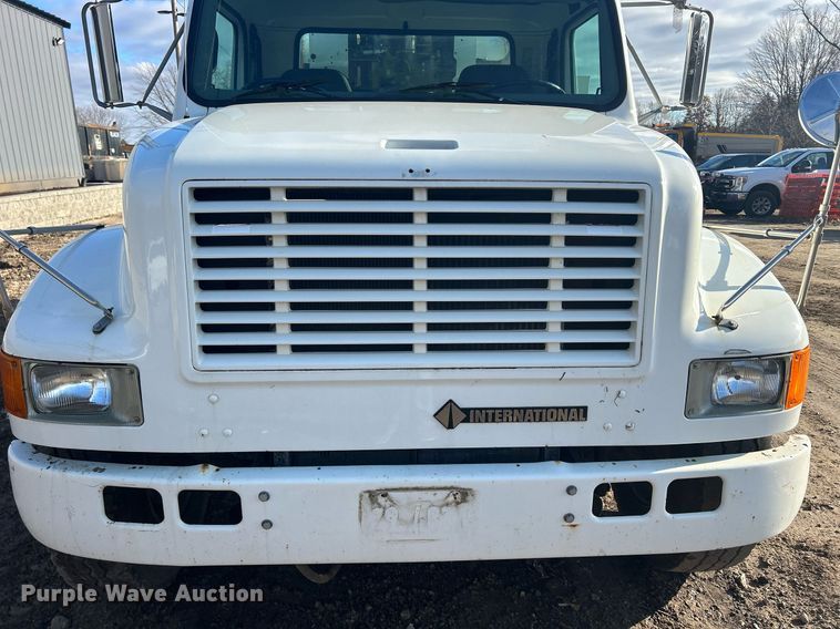 image for item MO9140 2001 International 4700  street sweeper truck