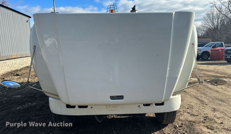 image for item MO9140 2001 International 4700  street sweeper truck