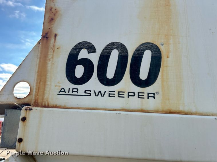 image for item MO9140 2001 International 4700  street sweeper truck