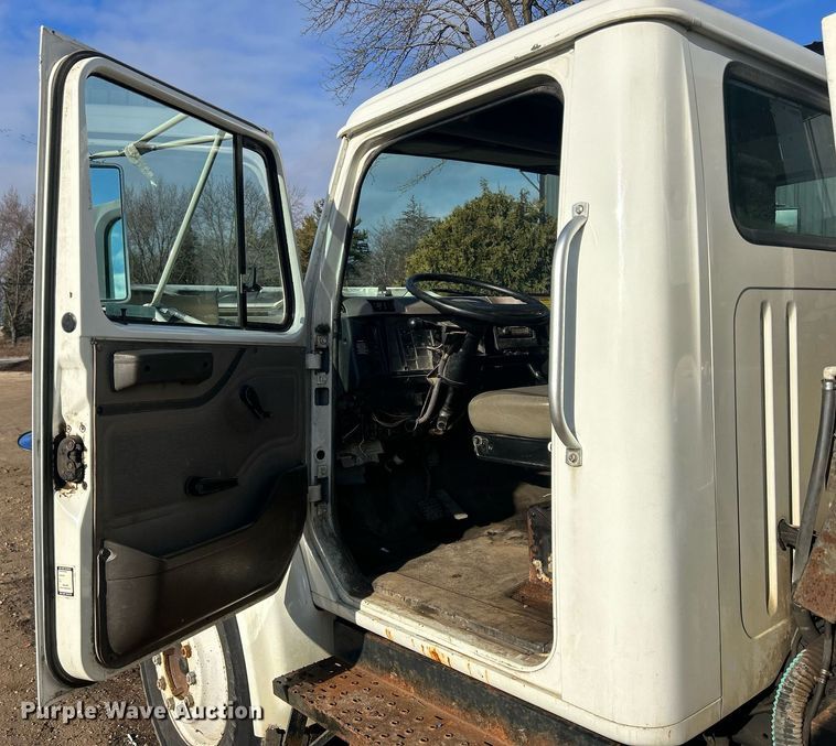 image for item MO9140 2001 International 4700  street sweeper truck