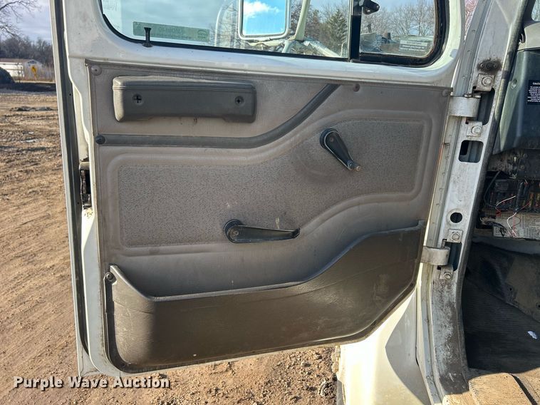 image for item MO9140 2001 International 4700  street sweeper truck