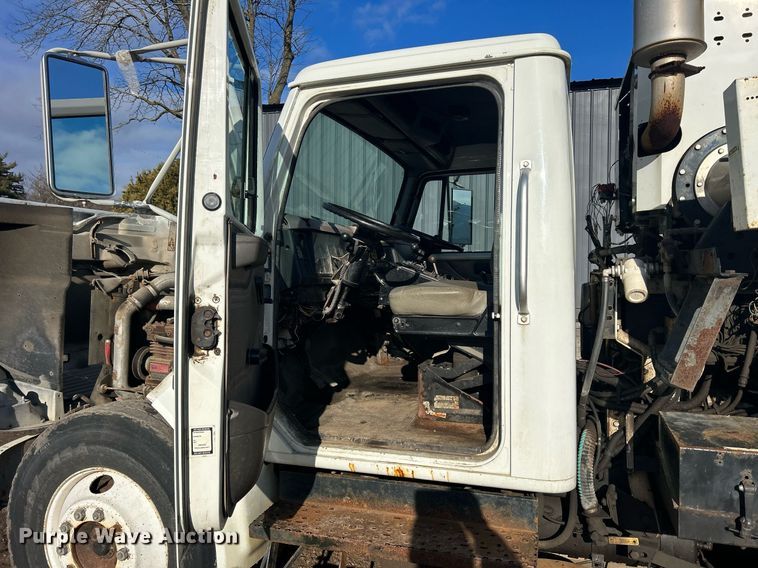 image for item MO9140 2001 International 4700  street sweeper truck