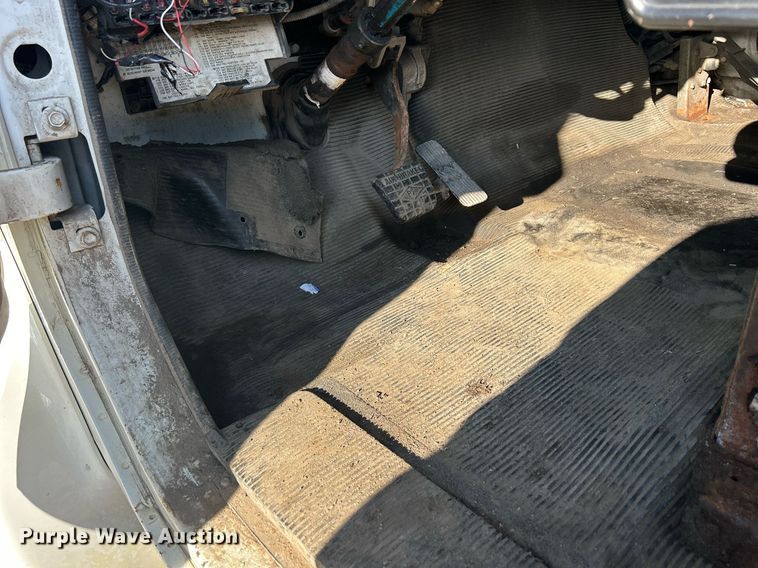 image for item MO9140 2001 International 4700  street sweeper truck