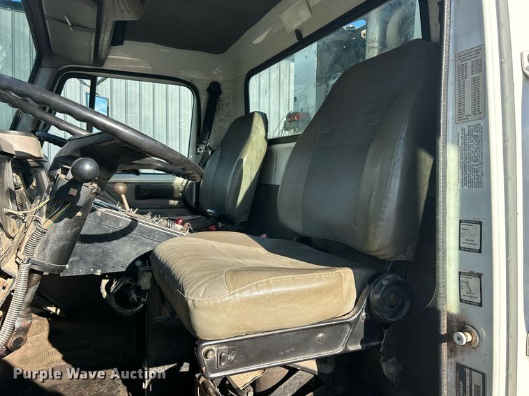 image for item MO9140 2001 International 4700  street sweeper truck