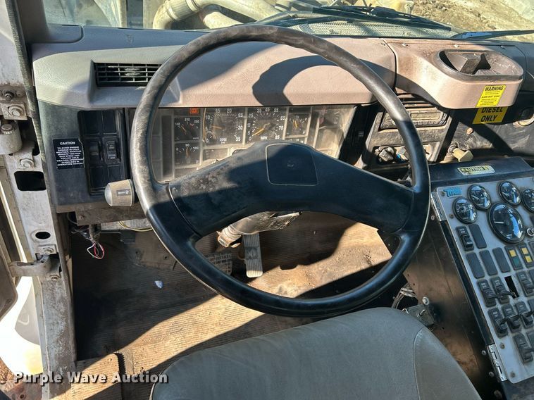 image for item MO9140 2001 International 4700  street sweeper truck