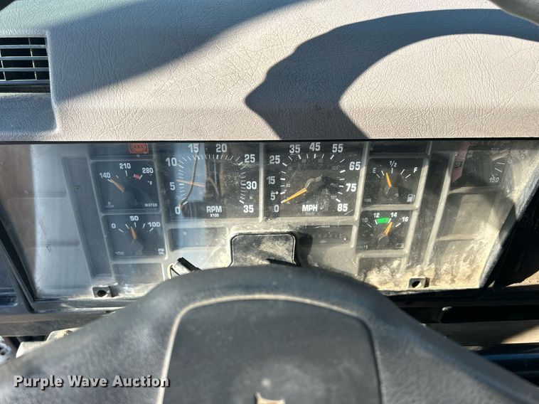 image for item MO9140 2001 International 4700  street sweeper truck