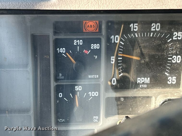 image for item MO9140 2001 International 4700  street sweeper truck