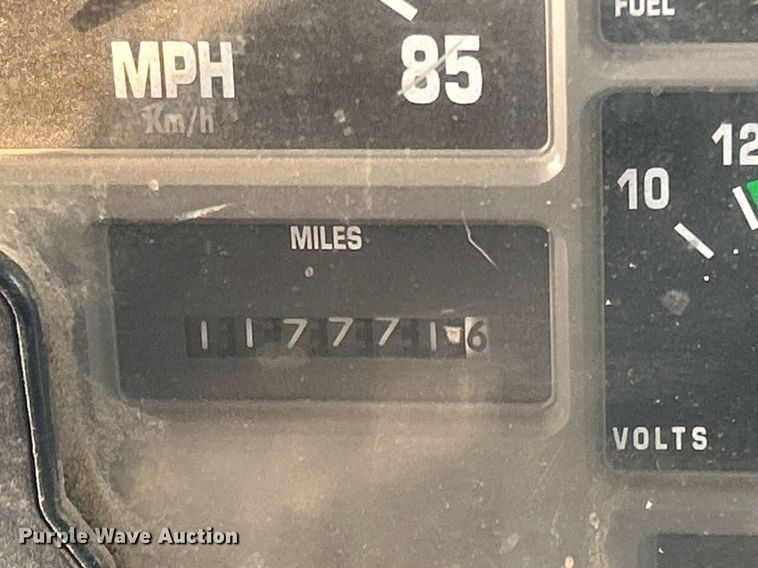 image for item MO9140 2001 International 4700  street sweeper truck