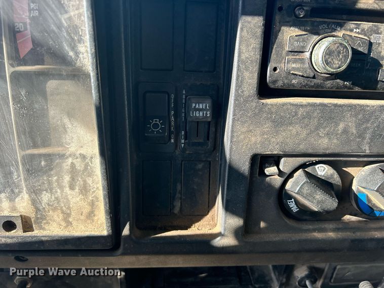 image for item MO9140 2001 International 4700  street sweeper truck