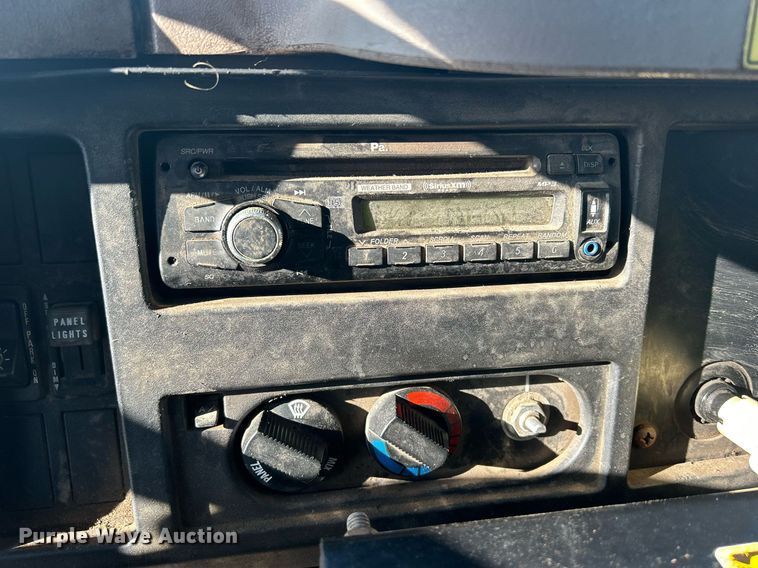 image for item MO9140 2001 International 4700  street sweeper truck