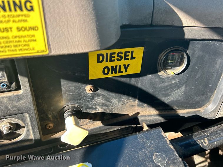 image for item MO9140 2001 International 4700  street sweeper truck