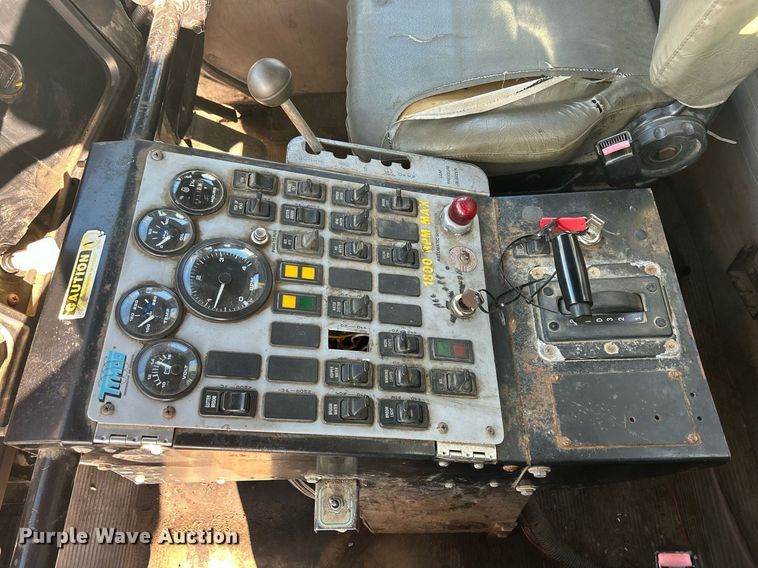 image for item MO9140 2001 International 4700  street sweeper truck