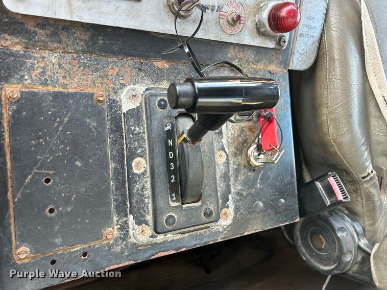 image for item MO9140 2001 International 4700  street sweeper truck