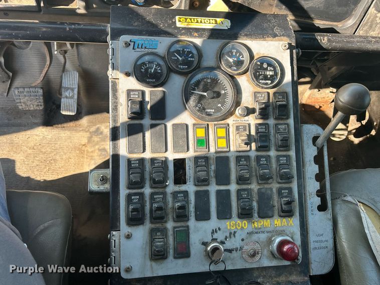 image for item MO9140 2001 International 4700  street sweeper truck