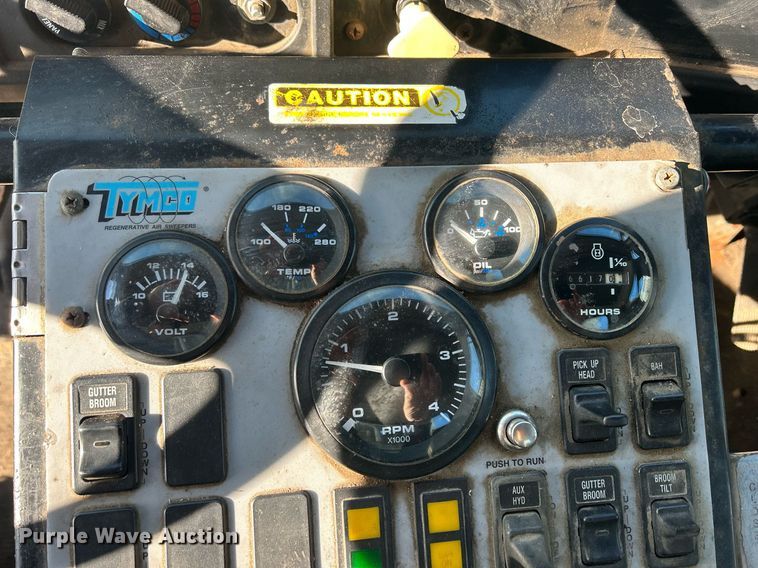 image for item MO9140 2001 International 4700  street sweeper truck