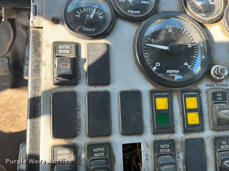 image for item MO9140 2001 International 4700  street sweeper truck