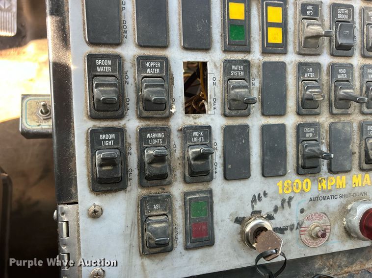 image for item MO9140 2001 International 4700  street sweeper truck