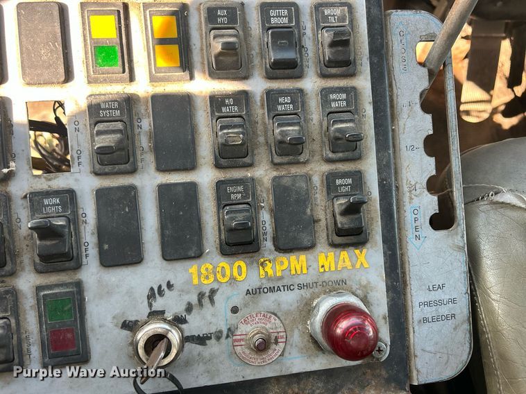 image for item MO9140 2001 International 4700  street sweeper truck