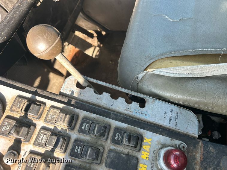 image for item MO9140 2001 International 4700  street sweeper truck