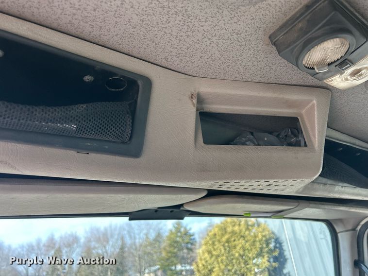 image for item MO9140 2001 International 4700  street sweeper truck