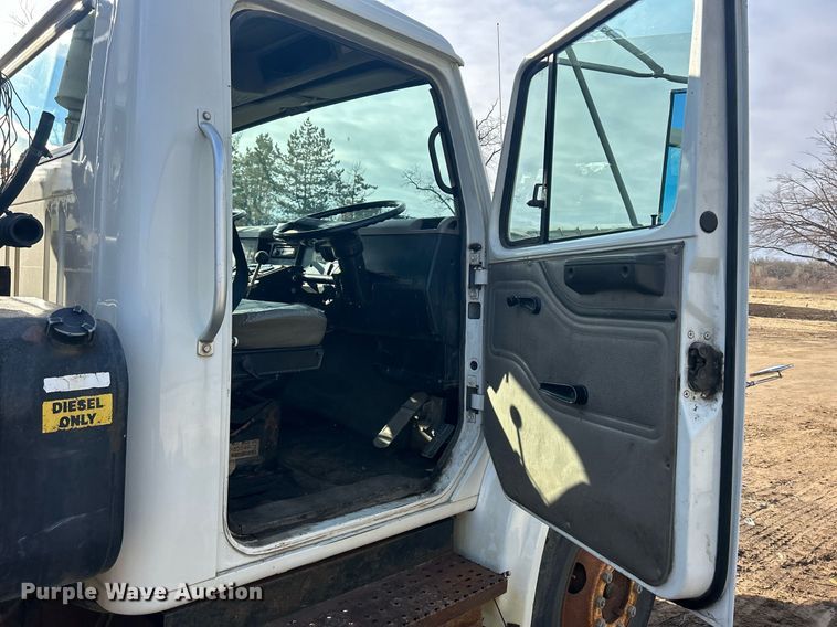 image for item MO9140 2001 International 4700  street sweeper truck