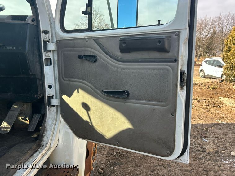 image for item MO9140 2001 International 4700  street sweeper truck