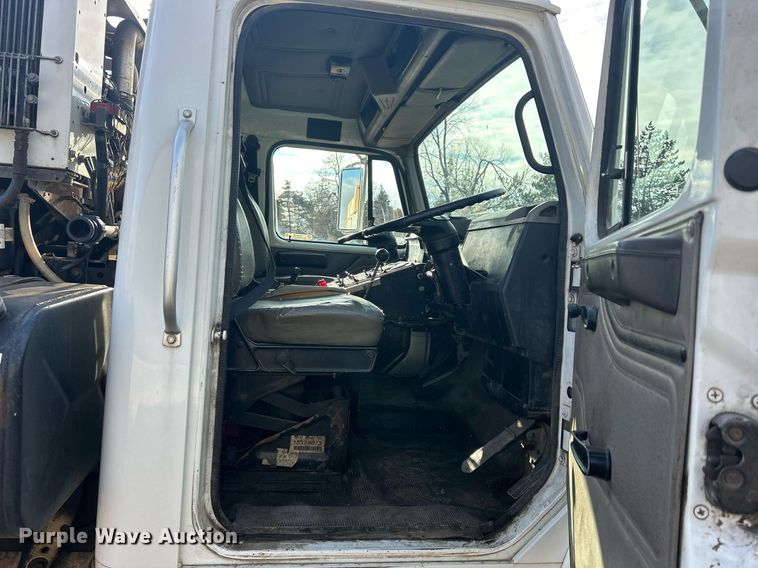 image for item MO9140 2001 International 4700  street sweeper truck