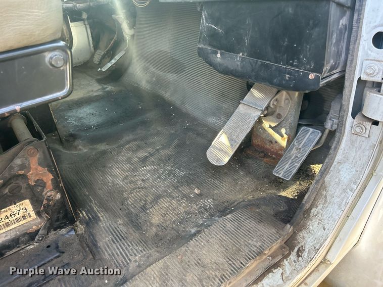 image for item MO9140 2001 International 4700  street sweeper truck