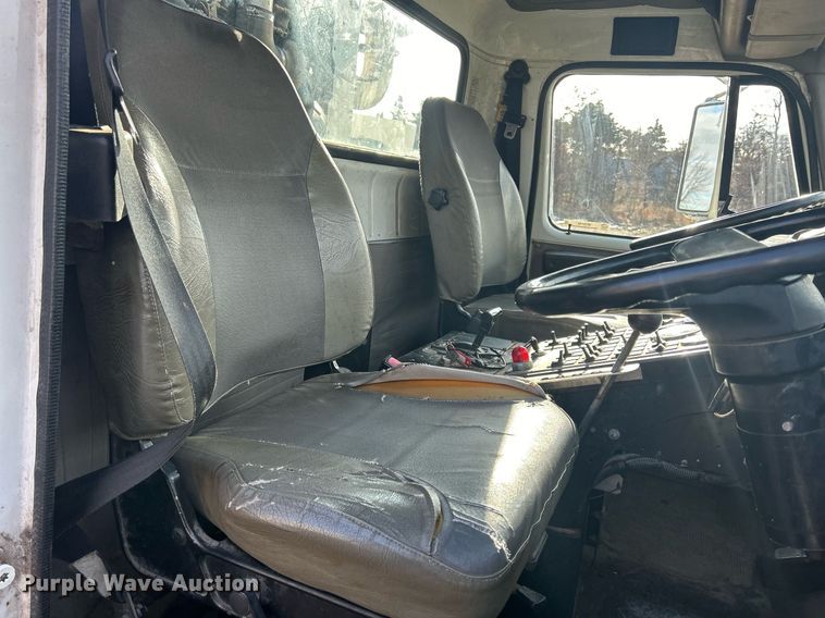 image for item MO9140 2001 International 4700  street sweeper truck