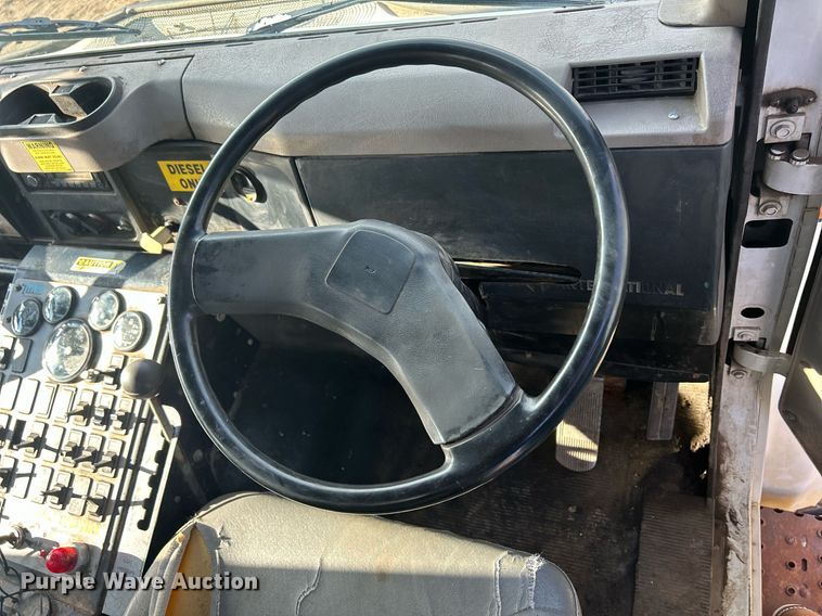 image for item MO9140 2001 International 4700  street sweeper truck