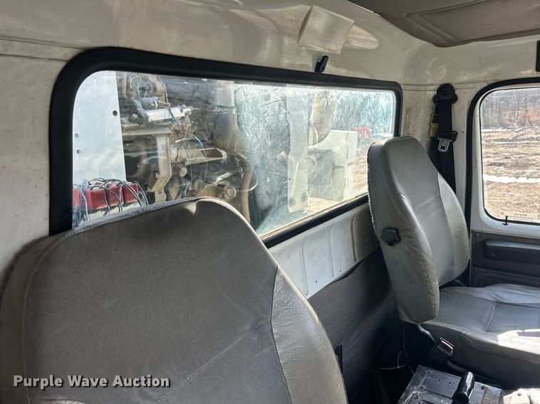 image for item MO9140 2001 International 4700  street sweeper truck