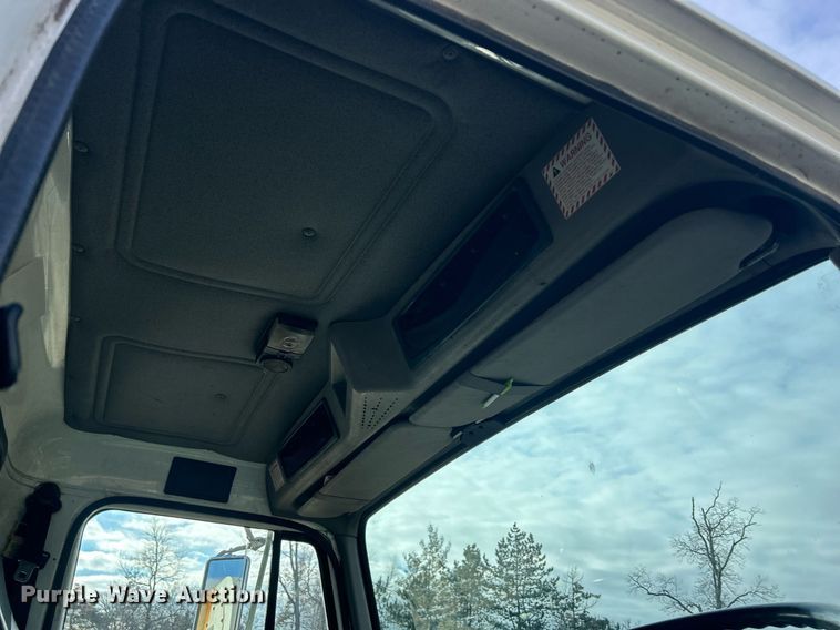 image for item MO9140 2001 International 4700  street sweeper truck