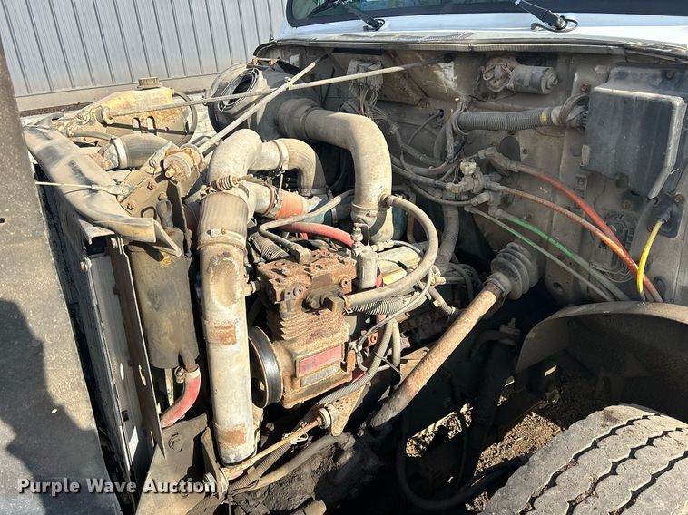 image for item MO9140 2001 International 4700  street sweeper truck