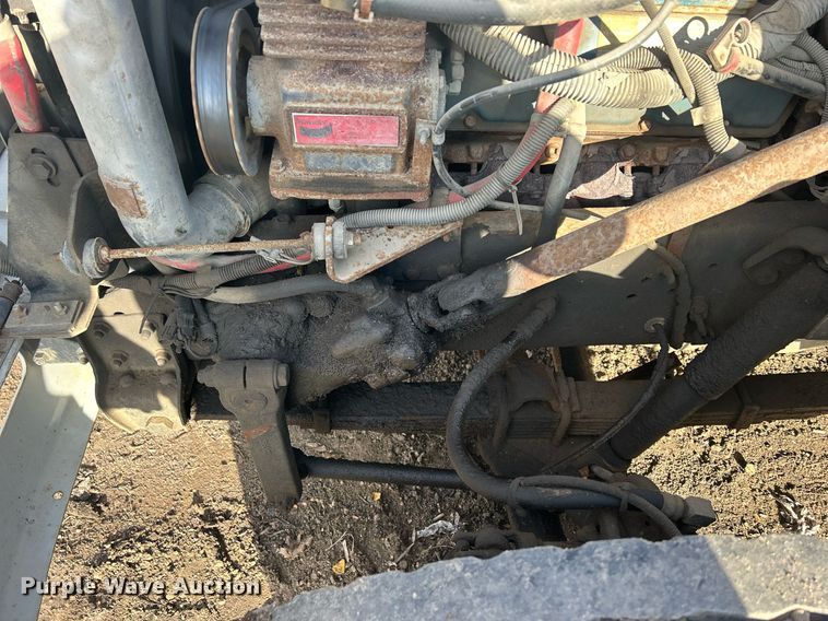 image for item MO9140 2001 International 4700  street sweeper truck