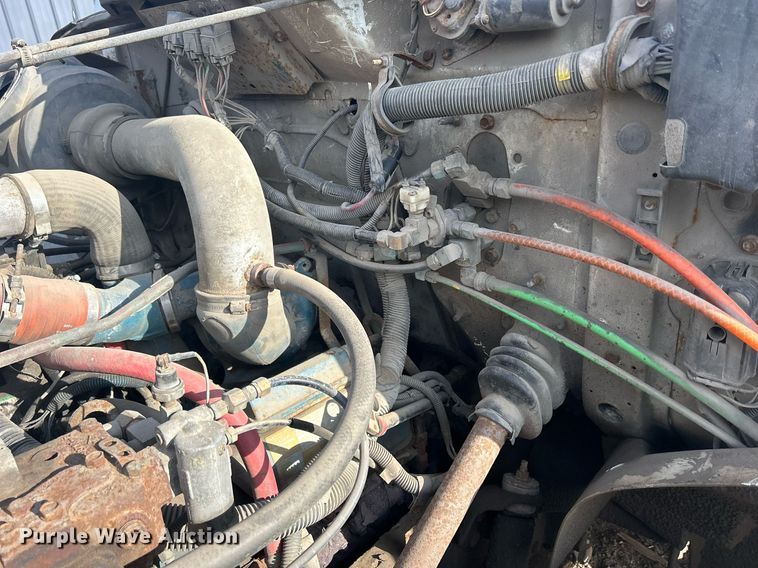 image for item MO9140 2001 International 4700  street sweeper truck