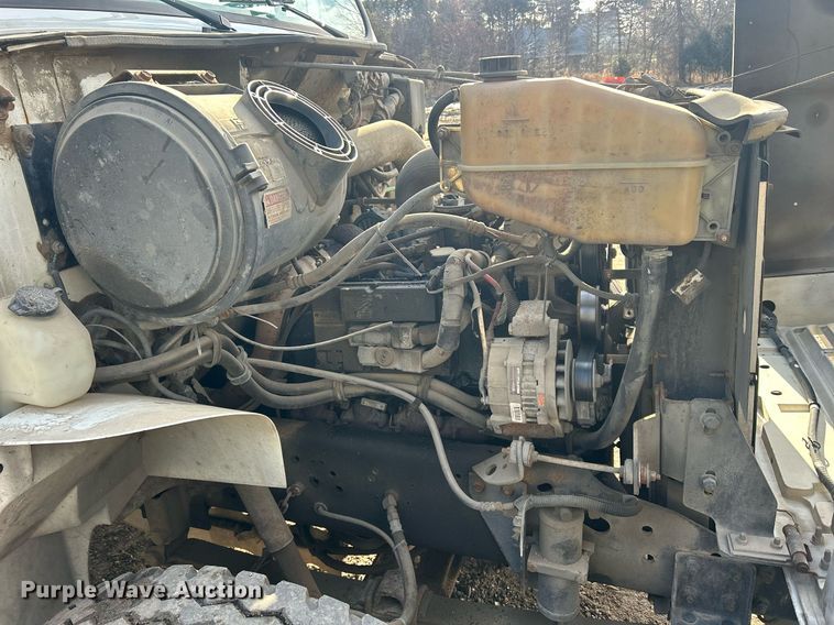 image for item MO9140 2001 International 4700  street sweeper truck