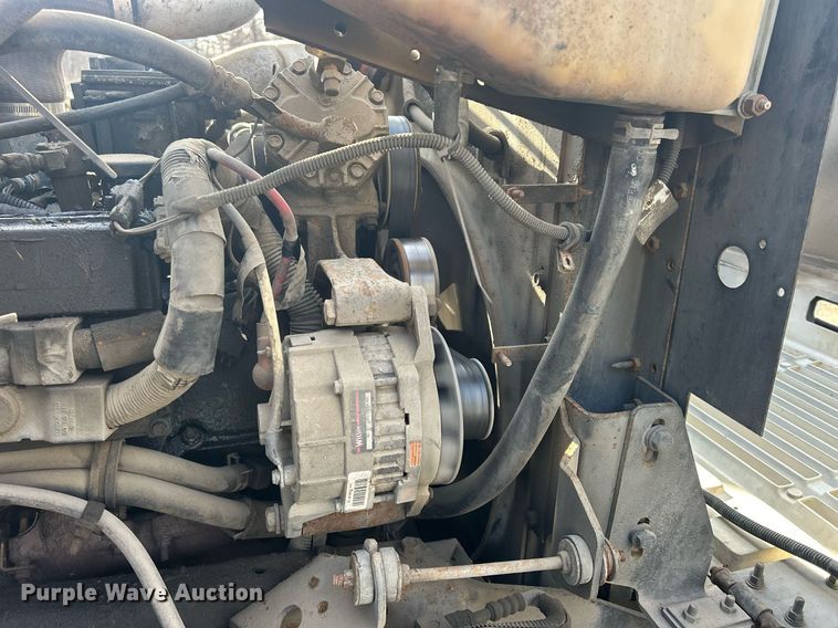 image for item MO9140 2001 International 4700  street sweeper truck