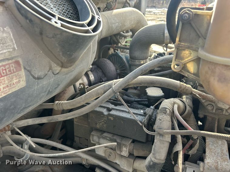 image for item MO9140 2001 International 4700  street sweeper truck