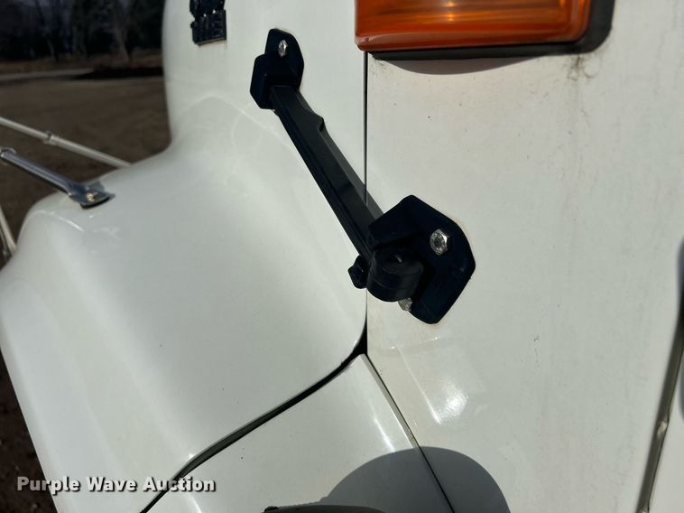 image for item MO9140 2001 International 4700  street sweeper truck