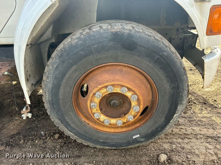 image for item MO9140 2001 International 4700  street sweeper truck