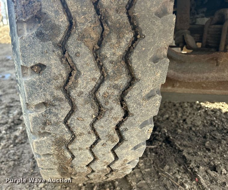 image for item MO9140 2001 International 4700  street sweeper truck