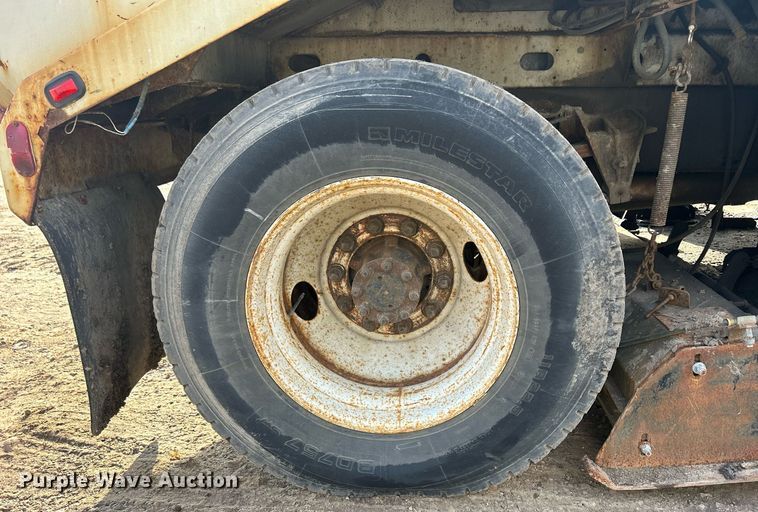 image for item MO9140 2001 International 4700  street sweeper truck