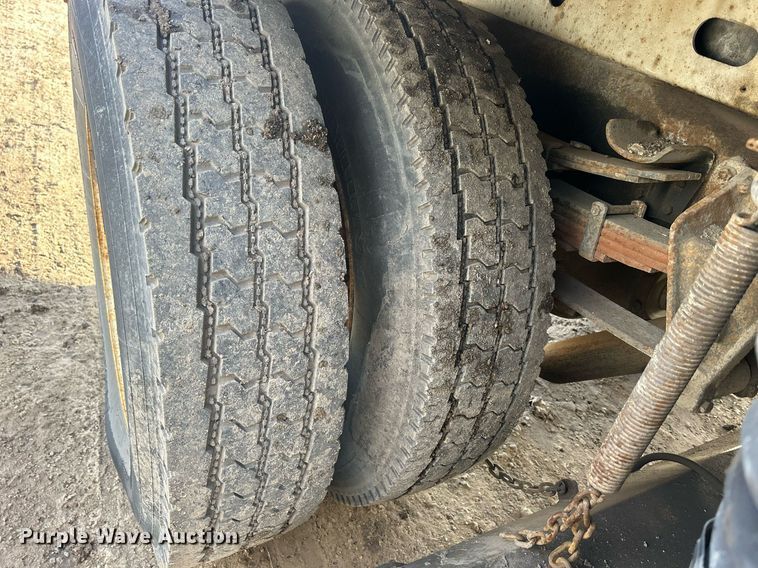 image for item MO9140 2001 International 4700  street sweeper truck