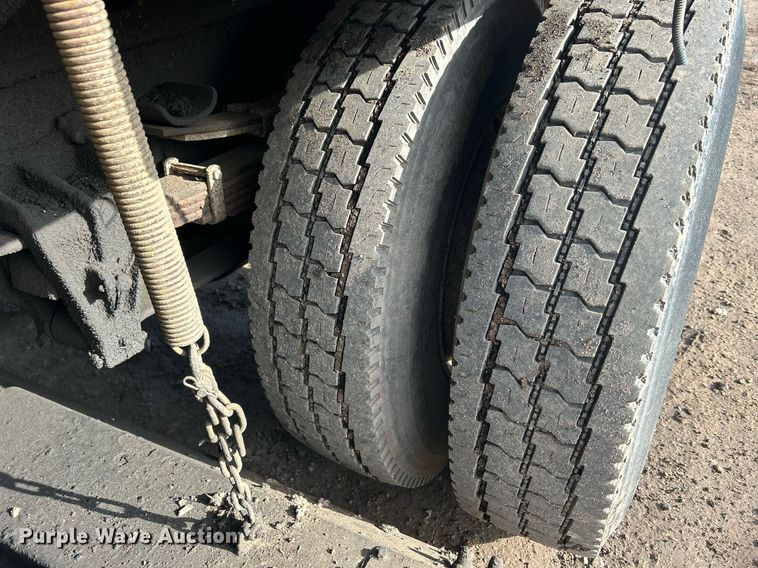 image for item MO9140 2001 International 4700  street sweeper truck