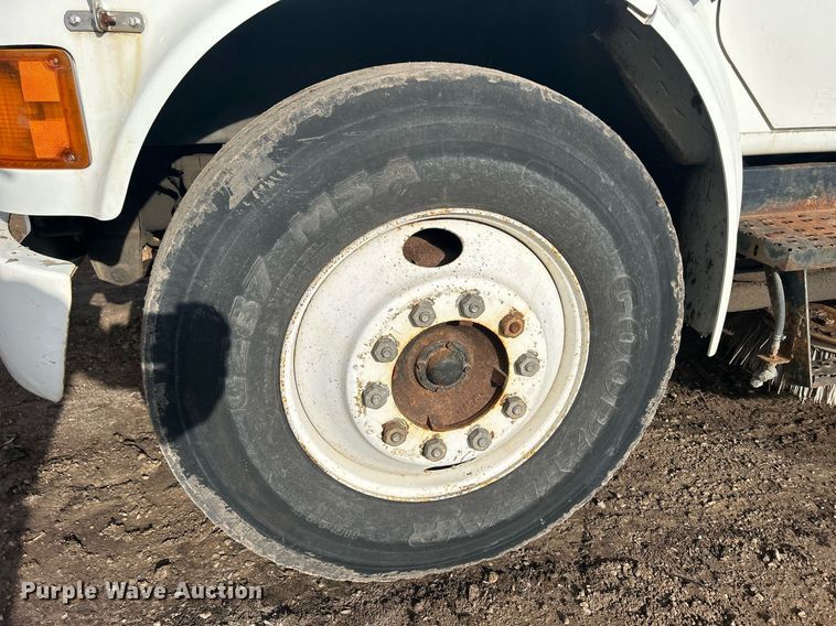 image for item MO9140 2001 International 4700  street sweeper truck