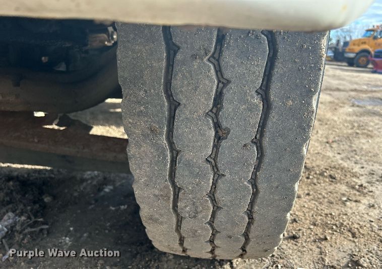 image for item MO9140 2001 International 4700  street sweeper truck