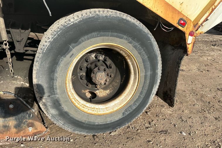 image for item MO9140 2001 International 4700  street sweeper truck